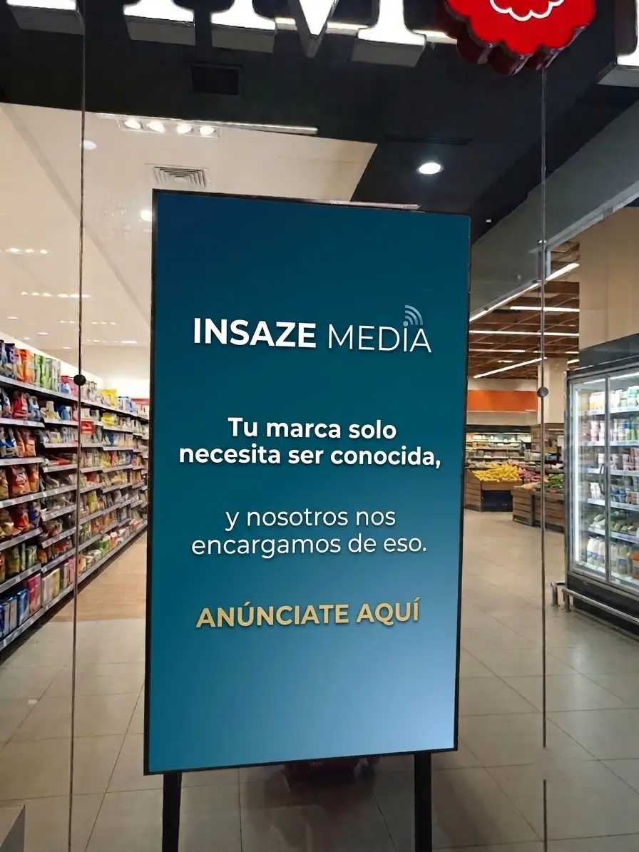 Pantalla INSAZE MEDIA dentro de un supermercado