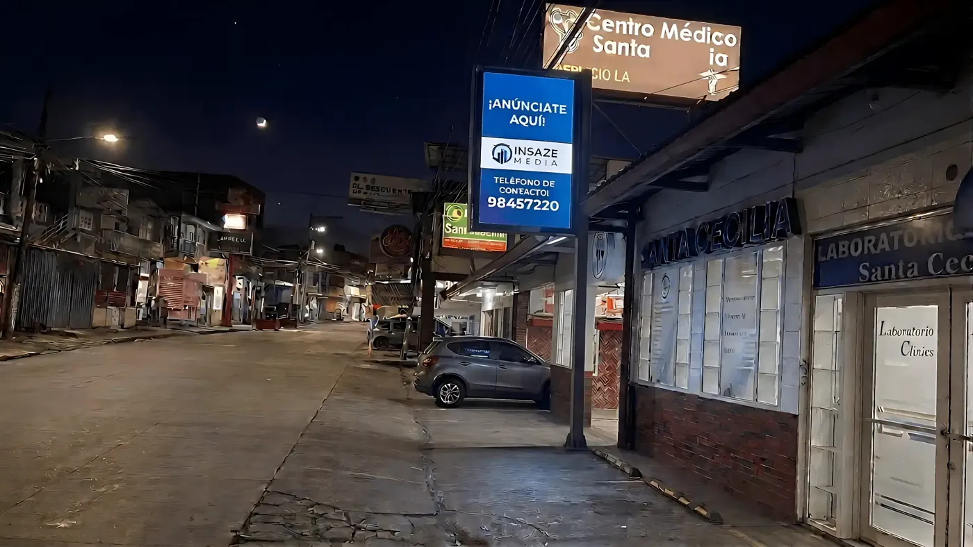 Pantalla LED de INSAZE MEDIA con el mensaje 'Anúnciate aquí' frente a un centro médico en Peña Blanca, Honduras