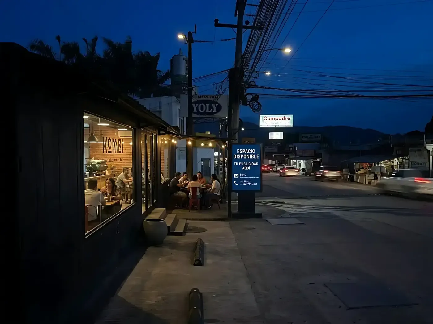 Tótem digital de INSAZE MEDIA con el mensaje 'Espacio disponible, tu publicidad aquí' frente a un restaurante de noche en Peña Blanca